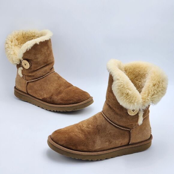 UGG Bailey Button Shearling Short Suede Boots in Size 9 - Picture 1 of 8